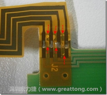 這張圖所顯示的，PCBA工廠實(shí)際進(jìn)行HotBar(熱壓熔錫焊接)焊接的時(shí)候，經(jīng)常會(huì)出現(xiàn)這類(lèi)焊墊之間短路的問(wèn)題，下面的圖示為比較嚴(yán)重的案例，大部分都只有部份溢錫，但這對(duì)品質(zhì)信賴(lài)杜已經(jīng)產(chǎn)生了及大的為害，既使現(xiàn)在測(cè)試沒(méi)有出現(xiàn)問(wèn)題，難保在高溫膏濕的環(huán)境下不會(huì)出現(xiàn)電子遷移(Electromigration)的現(xiàn)象。